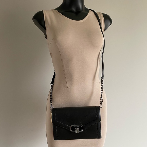 MK Kinsley Med Wallet Crossbody - Picture 2 of 8